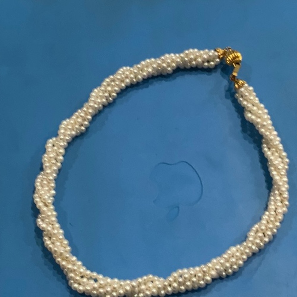 Costume pearl necklace with gold closure